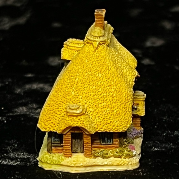 Lilliput Lane - Honeysuckle Cottage Miniature - Dream Miniatures Collection - Picture 5 of 6
